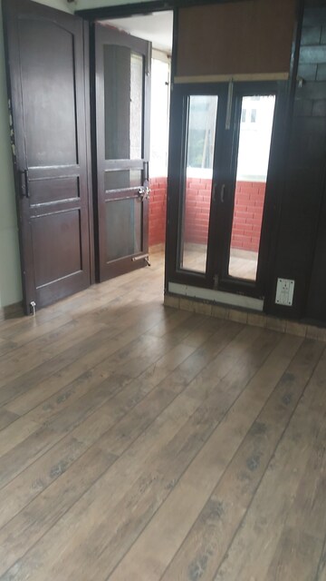 Room in 3.5 BHK Apartment at Mayur Vihar – for Rent