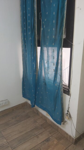 Furnished Amenities in 3.5 BHK Apartment at Mayur Vihar – for Rent
