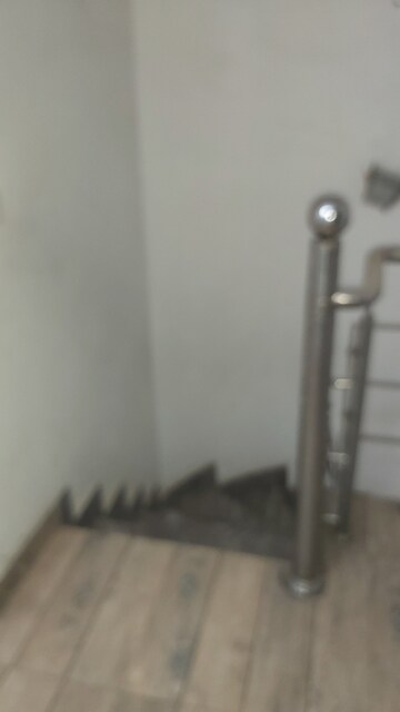 Furnished Amenities in 3.5 BHK Apartment at Mayur Vihar – for Rent