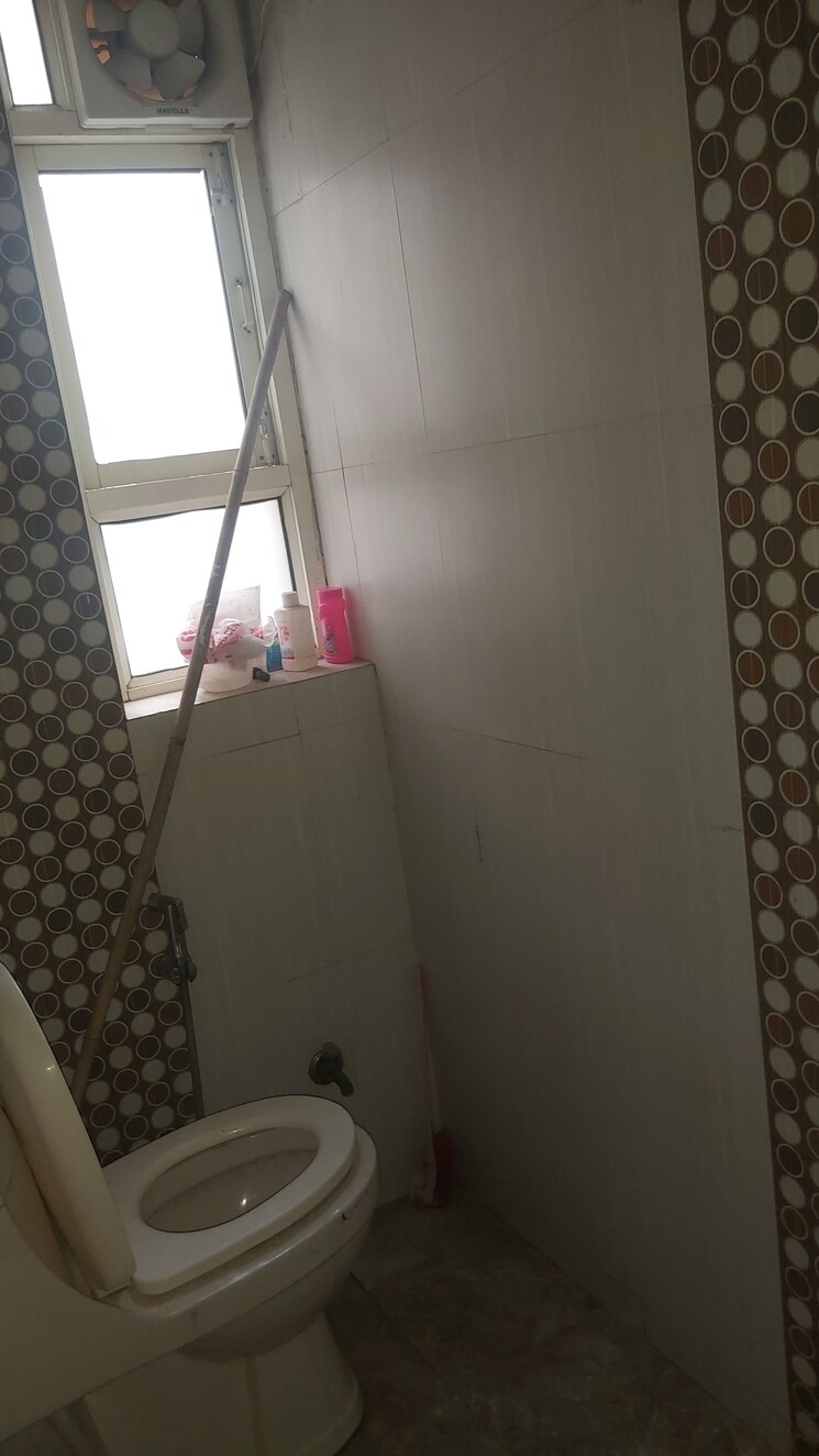 Bathroom, mayur vihar 3.5 Bedroom 1350 Sq.Ft. Apartment In Mayur Vihar Delhi 9180782