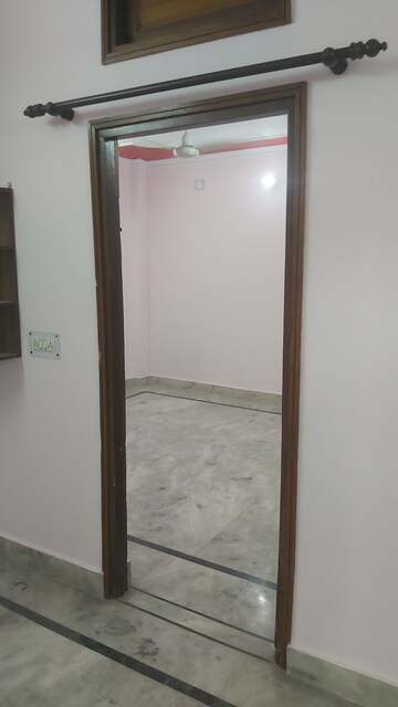 Furnished Amenities in 1.5 BHK Builder Floor at Mayur Vihar – for Rent