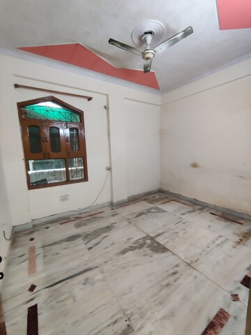 Room in 3 BHK Apartment at Apex Vardan Apartments, Indrapuram – for Rent