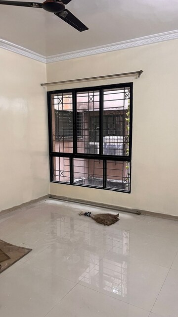 Room in 2 BHK Apartment at Mansi Maniratna Complex, Walvekar Nagar – for Rent