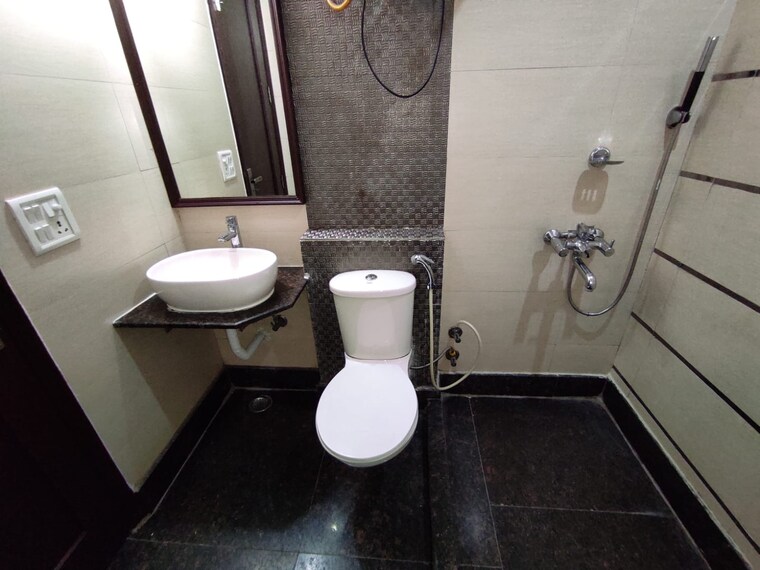 Bathroom, kailash colony 3 Bedroom 1450 Sq.Ft. Builder Floor In Kailash Colony Delhi 9180890