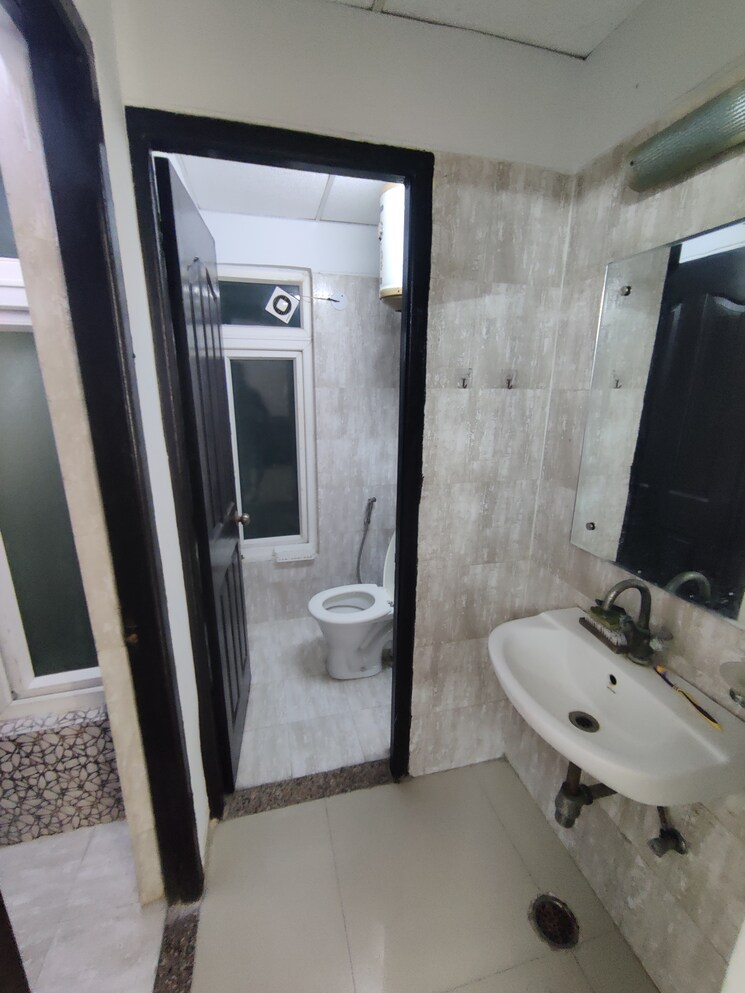 Bathroom, rishabh-cloud-9 1.5 Bedroom 600 Sq.Ft. Apartment In Sector 1 Vaishali Ghaziabad 9180895