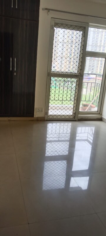 Room in 2 BHK Apartment at Gardenia Golf City, Sector 75 – for Rent