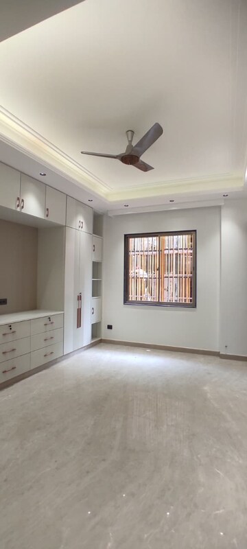 Room in 4 BHK Builder Floor at Safdarjung Enclave – for Sale