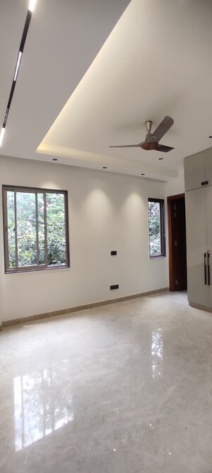 Room in 4 BHK Builder Floor at Safdarjung Enclave – for Sale