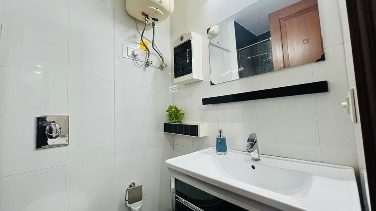 Bathroom, safdarjung enclave 4 Bedroom 2200 Sq.Ft. Builder Floor In Safdarjung Enclave Delhi 9180985