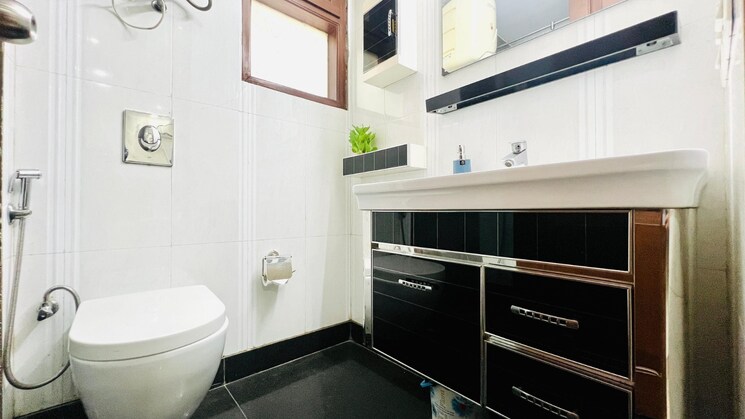 Bathroom, safdarjung enclave 4 Bedroom 2200 Sq.Ft. Builder Floor In Safdarjung Enclave Delhi 9180985