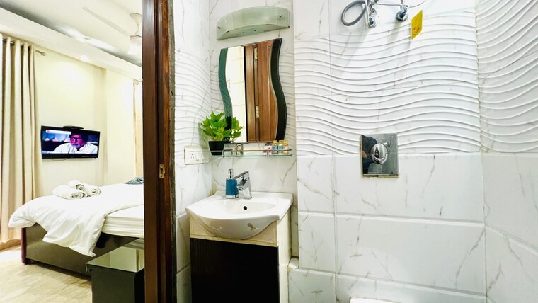 Attached Bathroom, safdarjung enclave 4 Bedroom 2200 Sq.Ft. Builder Floor In Safdarjung Enclave Delhi 9180985