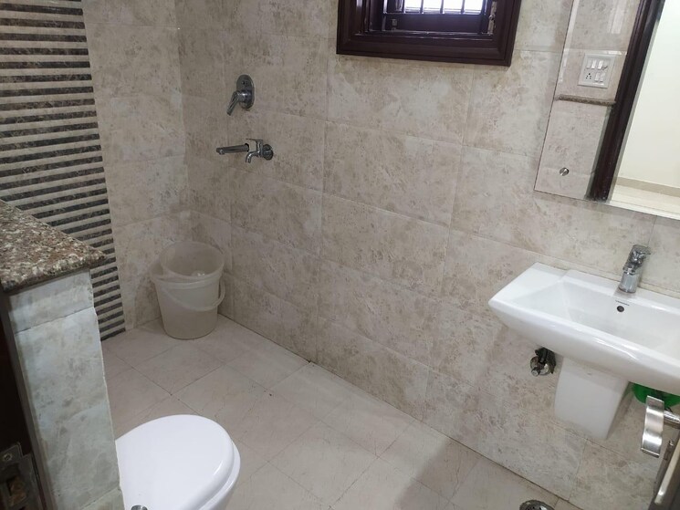 Bathroom, lajpat nagar ii 2 Bedroom 100 Sq.Yd. Builder Floor In Lajpat Nagar ii Delhi 9180993