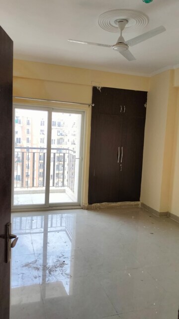 Room in 3 BHK Apartment at Amrapali Terrace Homes, Tech Zone 4 Greater Noida – for Rent