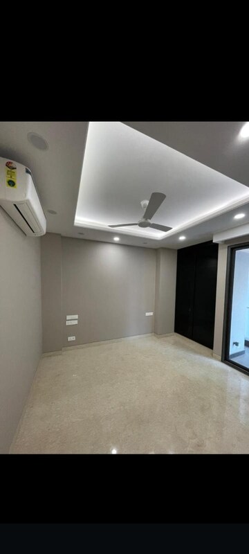 Room in 3 BHK Builder Floor at Safdarjung Development Area – for Rent