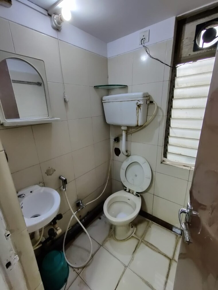 Bathroom, creative-industrial-estate Commercial Office Space 600 Sq.Ft. In Worli Mumbai 9181005