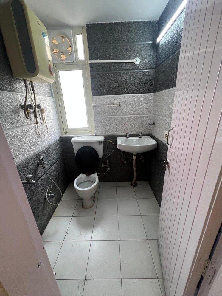 Bathroom, greater kailash ii 1 Bedroom 1000 Sq.Ft. Builder Floor In Greater Kailash ii Delhi 9181009