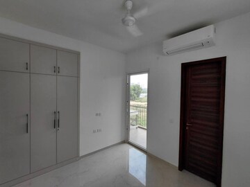 Room in 3.5 BHK Apartment at Smart World Orchard, Sector 61 – for Rent