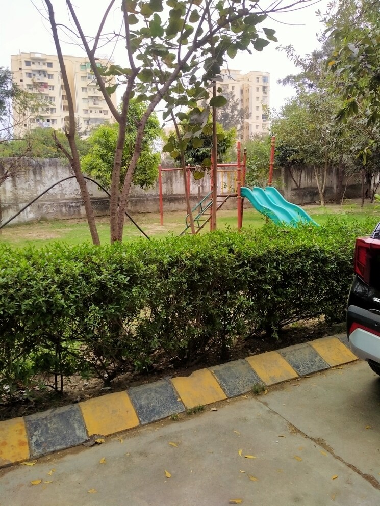 Garden, sigma i greater noida 5 Bedroom 300 Sq.Mt. Independent House In Sigma I Greater Noida Greater Noida 9181095