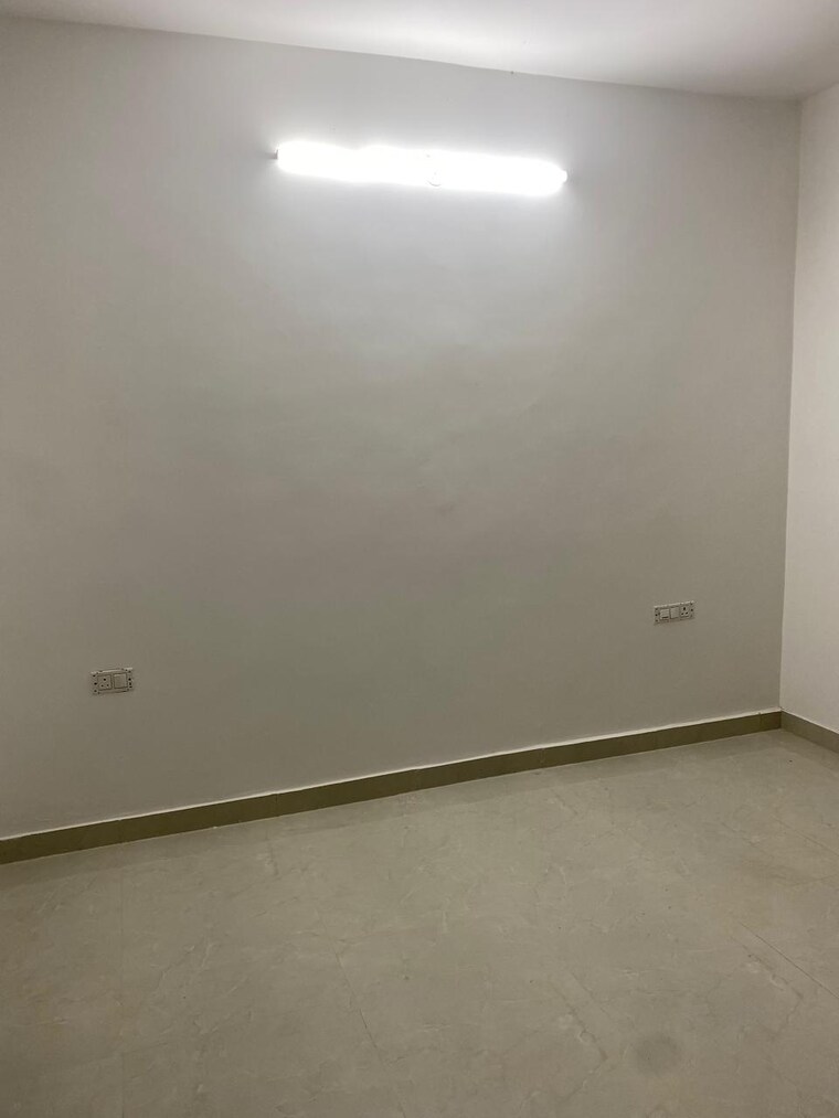 Room, sector 45 Commercial Office Space 800 Sq.Ft. In Sector 45 Gurgaon 9181133