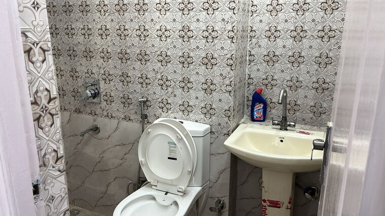 Bathroom, paras-tierea 3 Bedroom 1591 Sq.Ft. Apartment In Sector 137 Noida 9181132