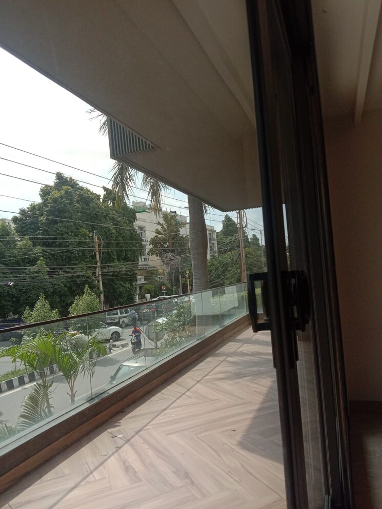 Balcony, safdarjung development area 4 Bedroom 500 Sq.Yd. Builder Floor In Safdarjung Development Area Delhi 9181323