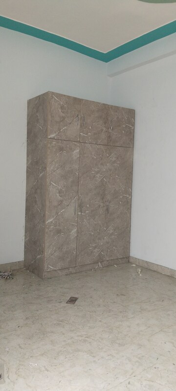 Room in 3.5 BHK Builder Floor at Mahendra Enclave, Shastri Nagar – for Rent