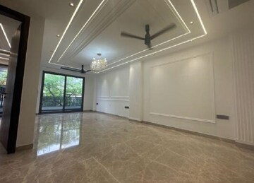 Room in 4 BHK Builder Floor at Dlf Phase ii – for Rent