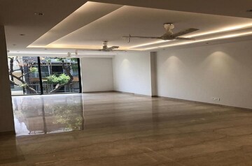 Room in 4 BHK Builder Floor at Dlf Phase ii – for Rent