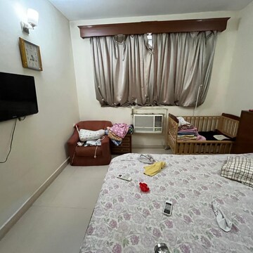 Living Room in 2.5 BHK Apartment at Sector 42 – for Rent