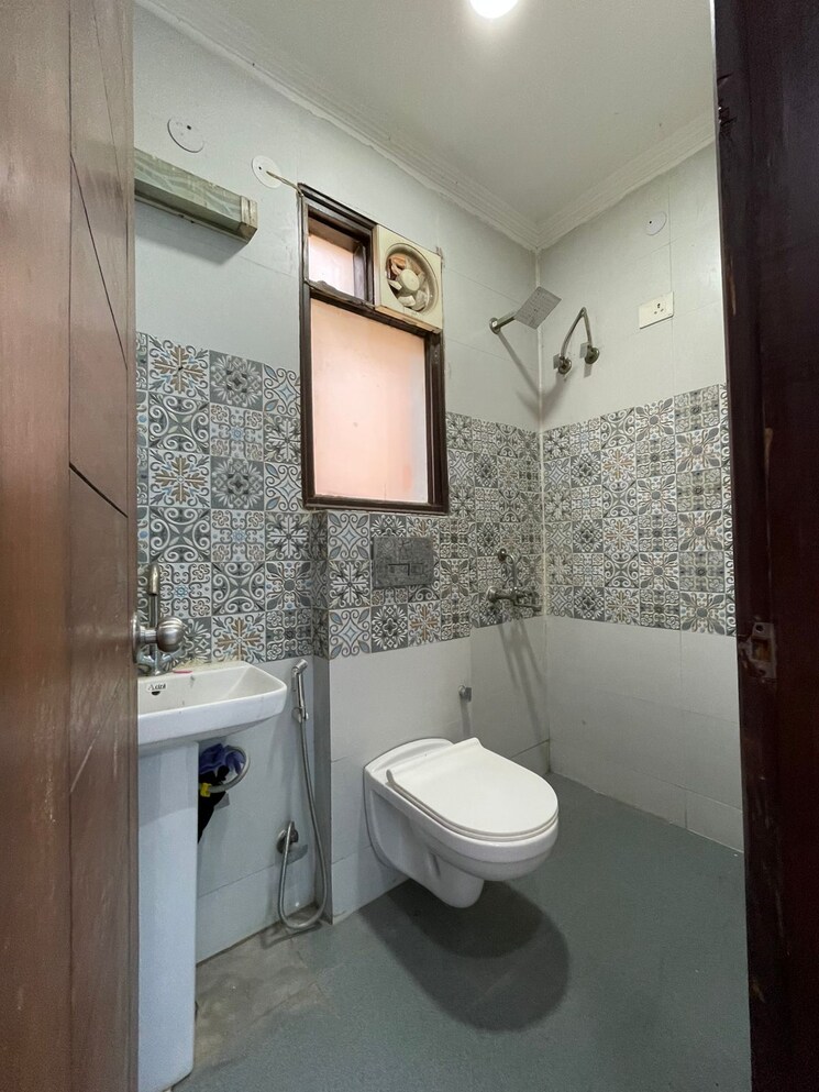 Bathroom, palm-residency-chhatarpur 3 Bedroom 1200 Sq.Ft. Builder Floor In Chattarpur Delhi 9181568