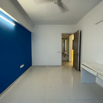 Room in 2 BHK Apartment at Malad East – for Rent