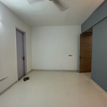 Room in 2 BHK Apartment at Malad East – for Rent