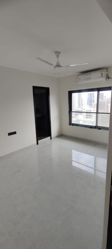 Room in 4 BHK Apartment at Zindagi CHS, Khar West – for Rent