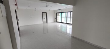 Room in 4 BHK Apartment at Zindagi CHS, Khar West – for Rent