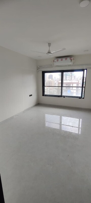 Room in 4 BHK Apartment at Zindagi CHS, Khar West – for Rent