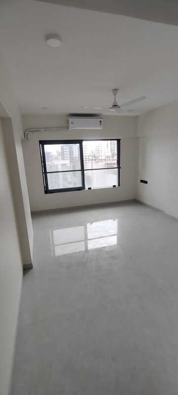 Room in 4 BHK Apartment at Zindagi CHS, Khar West – for Rent
