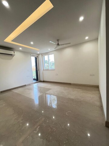 Room in 4 BHK Builder Floor at Sukhdev Vihar – for Rent