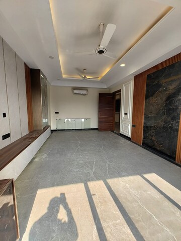Room in 3 BHK Independent House at Sector 63 – for Rent