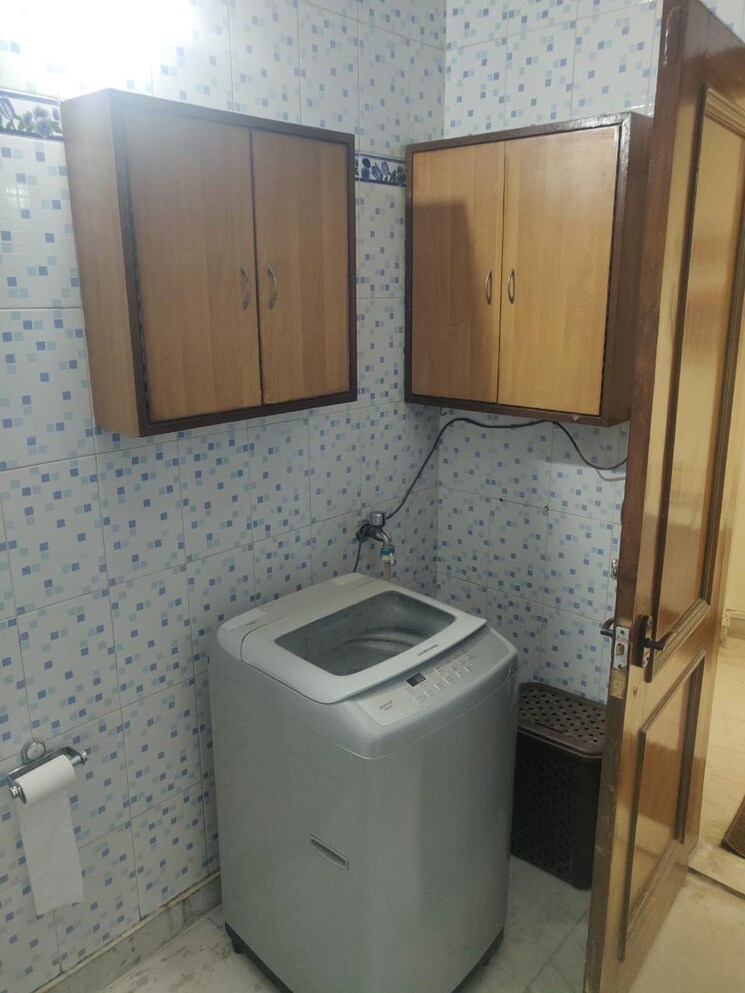 Bathroom, lajpat nagar iii 2 Bedroom 1300 Sq.Ft. Builder Floor In Lajpat Nagar Iii Delhi 9181795