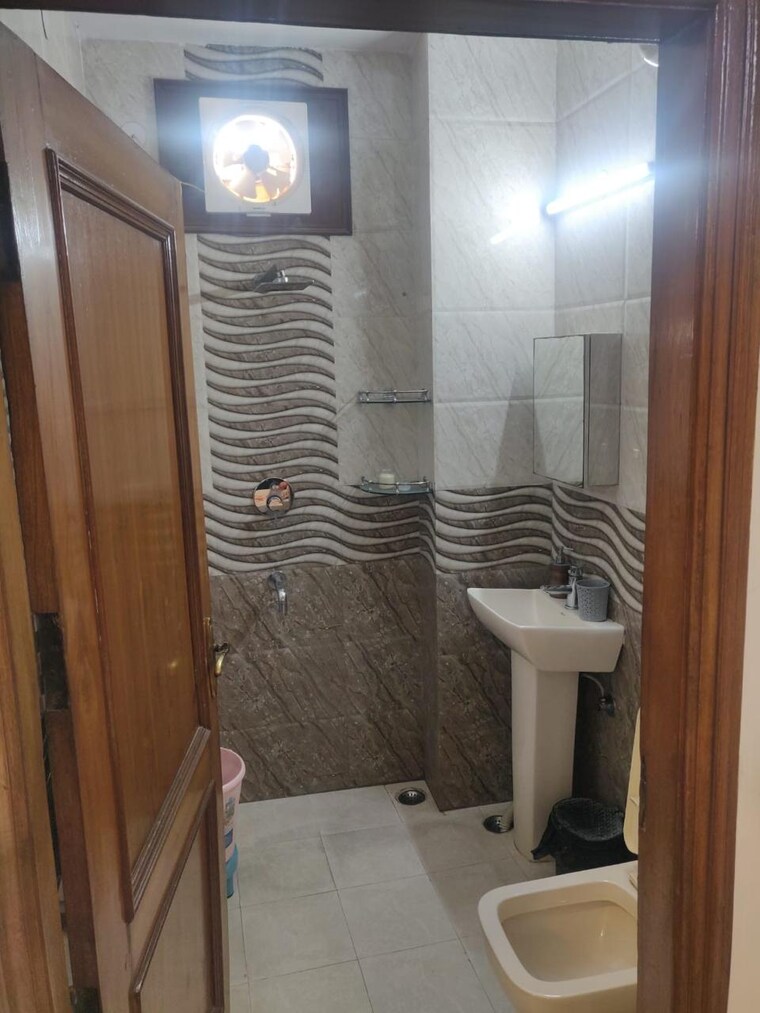Bathroom, lajpat nagar iii 2 Bedroom 1300 Sq.Ft. Builder Floor In Lajpat Nagar Iii Delhi 9181795