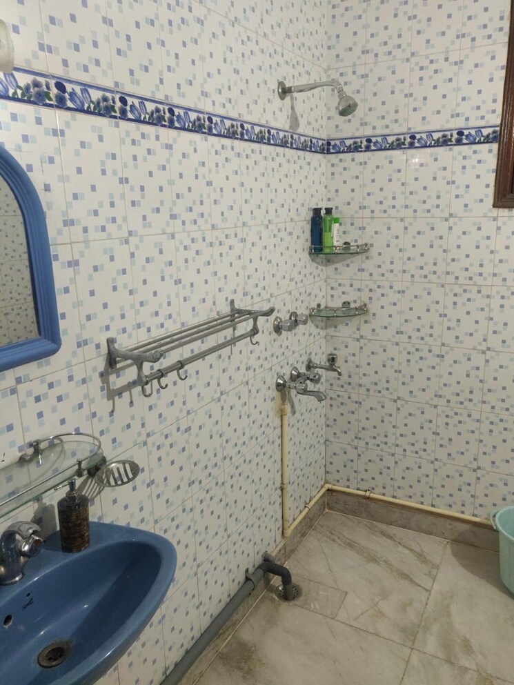 Bathroom, lajpat nagar iii 2 Bedroom 1300 Sq.Ft. Builder Floor In Lajpat Nagar Iii Delhi 9181795