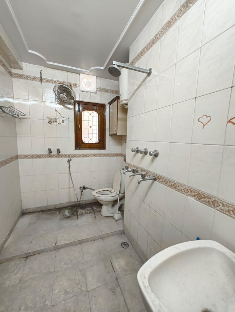 Bathroom, greater kailash ii 2 Bedroom 1500 Sq.Ft. Builder Floor In Greater Kailash ii Delhi 9181824