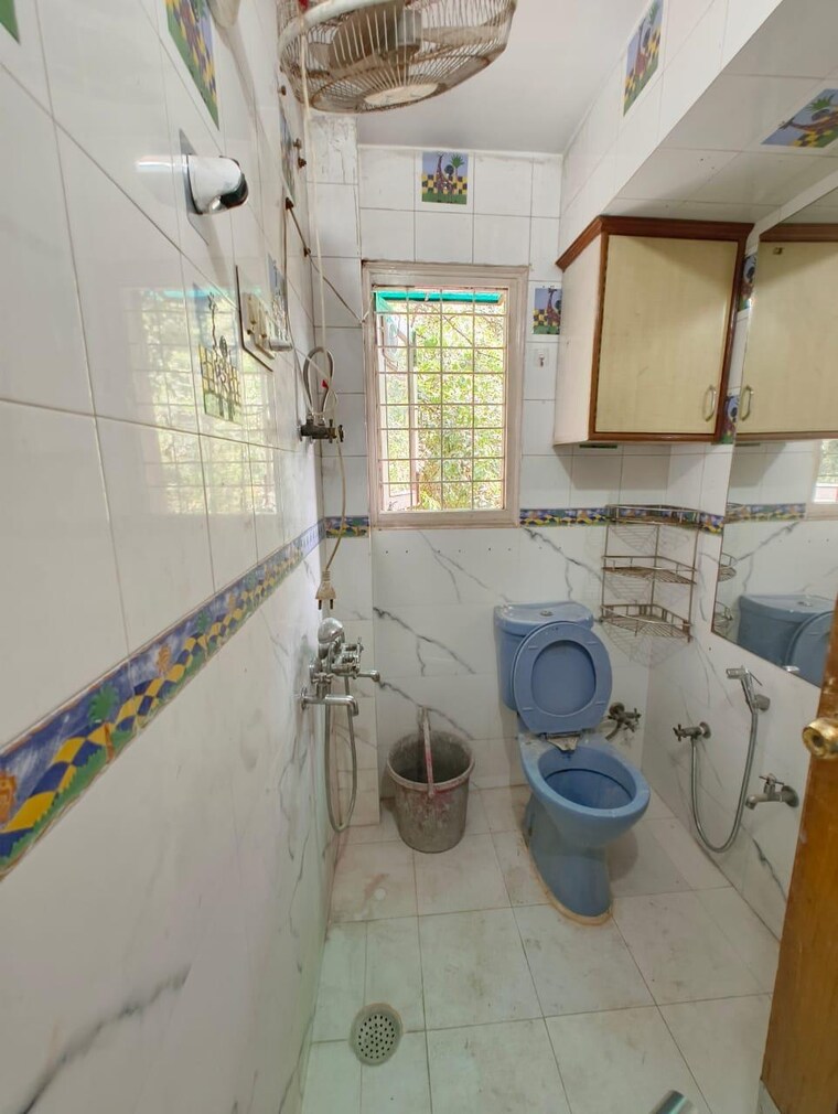 Bathroom, greater kailash ii 2 Bedroom 1500 Sq.Ft. Builder Floor In Greater Kailash ii Delhi 9181824
