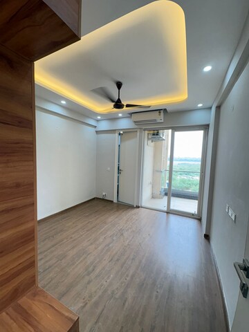 Room in 3.5 BHK Apartment at Signature Global City, Sector 37d – for Rent