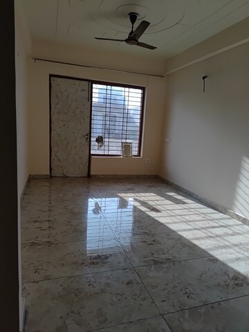 Building Lobby in 2.5 BHK Builder Floor at Tulip Mall, Sector 46 – for Rent