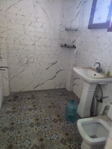 Bathroom in 2.5 BHK Builder Floor at Tulip Mall, Sector 46 – for Rent