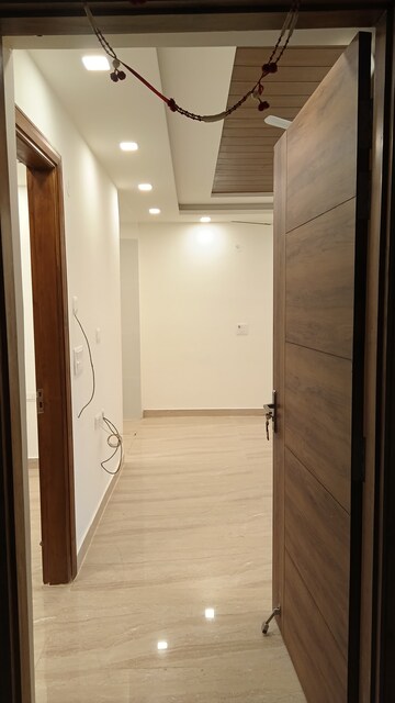 Building Lobby in 3 BHK Builder Floor at BPTP District Phase 2, Sector 84 – for Rent
