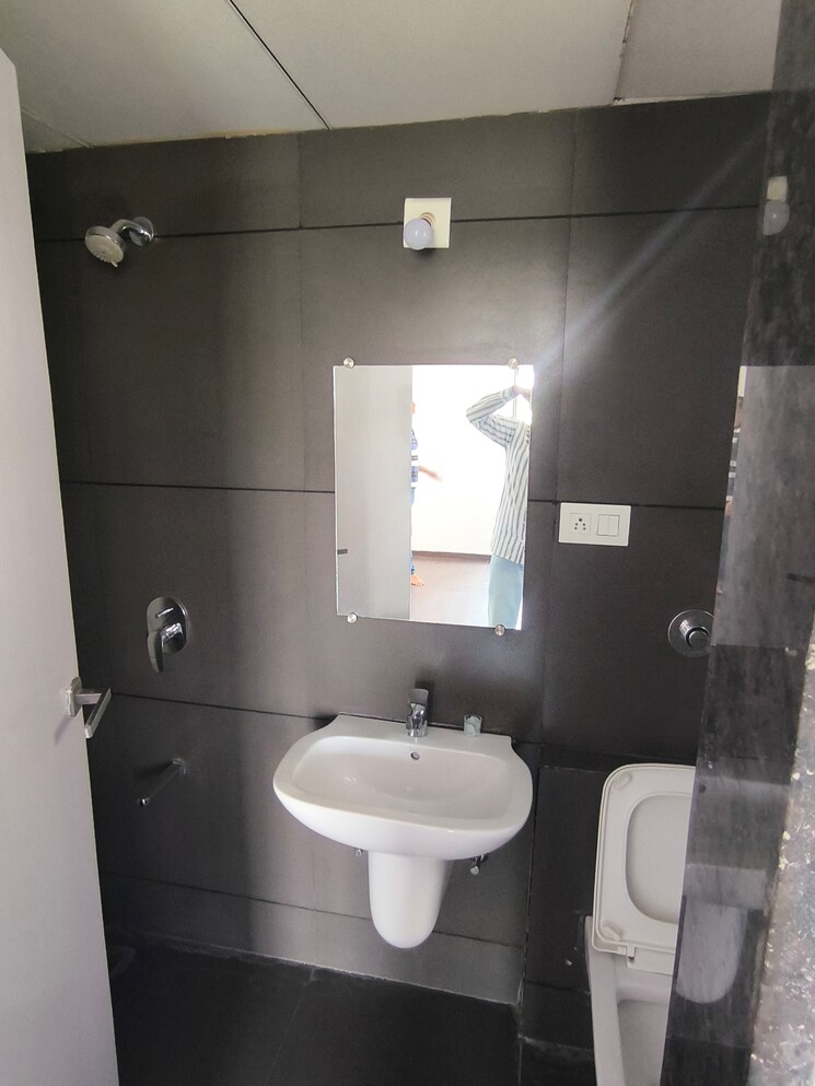 Bathroom, jahangirabad 2 Bedroom 1219 Sq.Ft. Apartment In Jahangirabad Surat 9181974