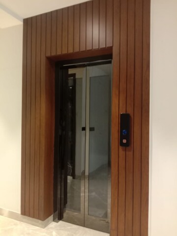Lift in 4 BHK Builder Floor at Safdarjung Enclave – for Rent