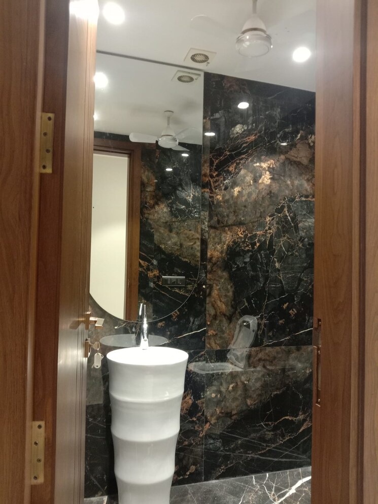 Bathroom, safdarjung enclave 4 Bedroom 4000 Sq.Ft. Builder Floor In Safdarjung Enclave Delhi 9182155